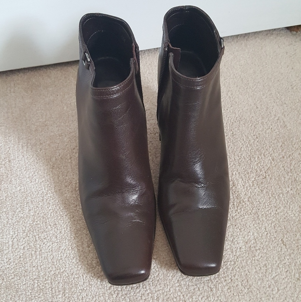 Van Eli brown leather bootie